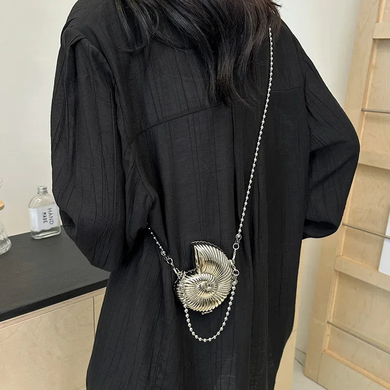 Simple Conch Dinner Bag Women's Shoulder Messenger Crossbody Bag Fun Personality Metal Chain Clutch Acrylic Shell Phone Bags Hot